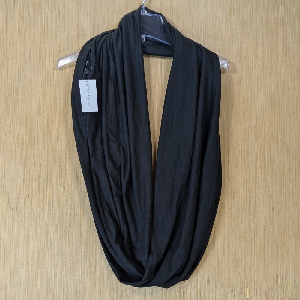 Beyond Yoga Black Pocket Infinity Scarf Hidden Zipper Travel Scarf BEY-H-001 NWT